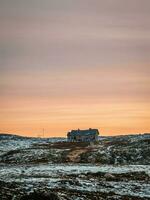 abandonné maison contre le soir Arctique ciel. vieux authentique village de téribère. photo