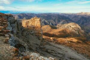 incroyable vue de Bermamyt plateau rochers sur ensoleillé journée. Caucase montagnes sur le bord de une falaise dans le distance. atmosphérique paysage avec silhouettes de montagnes. karatchay-cherkessie, Russie. photo