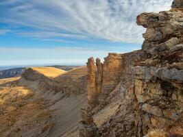 incroyable vue de Bermamyt plateau rochers sur ensoleillé journée. Caucase montagnes sur le bord de une falaise dans le distance. atmosphérique paysage avec silhouettes de montagnes. karatchay-cherkessie, Russie. photo