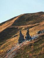 pierre Naturel restes. grand ancien des pierres sur le prairie. fissure photo