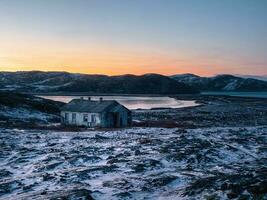 hiver téribère. soir polaire paysage avec un vieux maison sur une photo