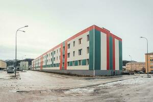 Nouveau maison dans le nord Arctique village de lodeynoye, kola péninsule. photo