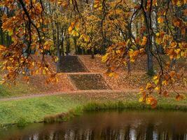 ancien ensoleillé l'automne soir parc avec une grand pierre escalier. photo