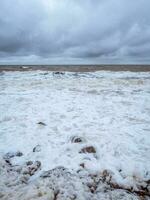 spectaculaire minimaliste paysage marin avec vagues et blanc mousse sur le blanc mer photo