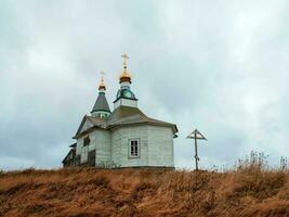 kashkarantsy église. une petit authentique village sur le blanc mer côte. kola péninsule. photo