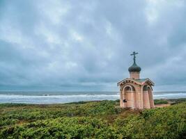 authentique en bois chapelle de le moine tersky sur le blanc mer côte. kola péninsule. photo