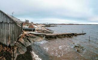 panoramique vue de kem. pêche village rabocheostrovsk sur le rive de le blanc mer pendant faible marée. photo