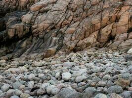 Roche formations et cailloux. vague texture, une Roche formation sur le barents mer photo