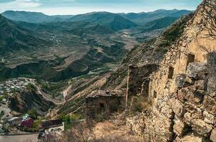 une fragment de le vieux mur de une pierre forteresse sur une raide Montagne pente. gunib. daghestan. photo