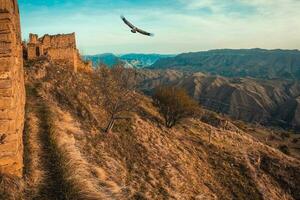 le pente de le ancien mur. vieux abandonné montagnes ville de gamsutl république de le daghestan, Russie. photo