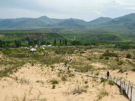 scénique chemin à le sarykoum barkan. le sable Montagne dans le Caucase. Daghestan photo