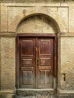 ancien marron en bois porte dans une Montagne authentique village. photo