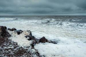 orageux hiver vagues sur le blanc mer. spectaculaire paysage marin. photo