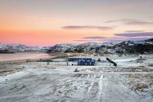 décalage camp dans le Arctique, Maisons sur le rive de le barents mer. photo