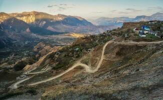 Matin panoramique vue de une Montagne vallée avec une serpentin route. photo