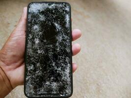 le smartphone a heurté le sol, il est tombé dans une fissure. photo