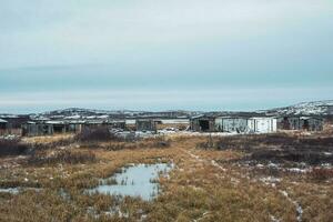 garages dans le nord Arctique village de lodeynoye, kola péninsule, Russie. panoramique voir. photo