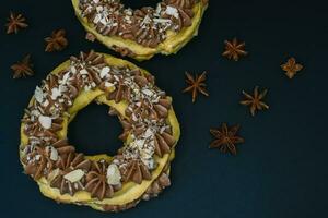 gâteau avec Chocolat biscuit et vanille crème photo