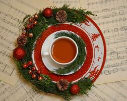 Nouveau années décoration avec une livre, une tasse de thé, biscuits et Noël arbre détails photo