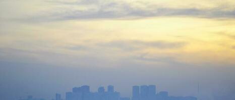 ville à crépuscule, ville bâtiments contre le ciel, pollué air, pauvres écologie photo