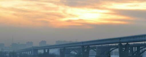 ville à crépuscule, ville bâtiments contre le ciel, pollué air, pauvres écologie, chemin de fer pont photo