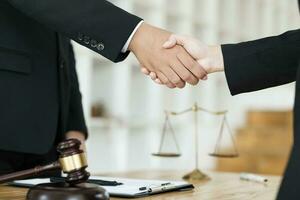 juge et homme d'affaire tremblement mains après Dans les coulisses Conseil à avocat prestations de service concept salle d'audience. photo