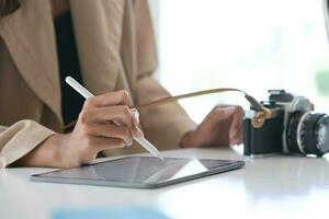 femme d'affaires travail sur avec maquette tablette en utilisant style stylo. photo