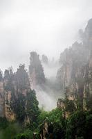 vue aérienne de la montagne brumeuse photo