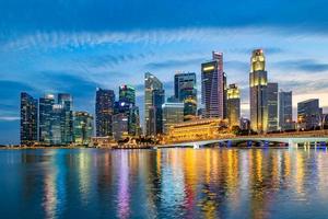 Skyline du quartier des affaires de Singapour pendant le spectacle laser dans la soirée. photo
