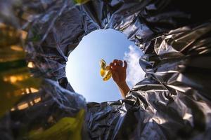 la peau de banane a été jetée dans le sac poubelle pour élimination. regardez de l'intérieur du panier. photo