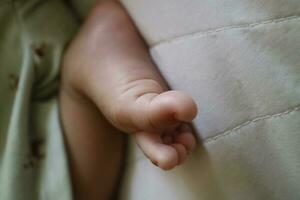 mignonne pieds de une nouveau née bébé sur une blanc matelas photo