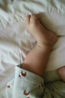 mignonne pieds de une nouveau née bébé sur une blanc matelas photo