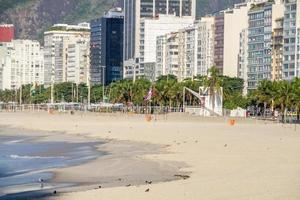La plage de Copacabana est vide lors de la deuxième vague de coronavirus à Rio de Janeiro. photo