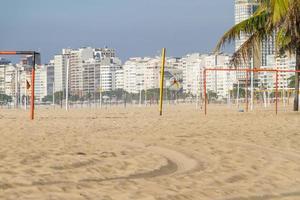 La plage de Copacabana est vide lors de la deuxième vague de coronavirus à Rio de Janeiro. photo