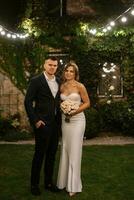 portrait de une Jeune couple de la mariée et jeune marié sur leur mariage journée photo