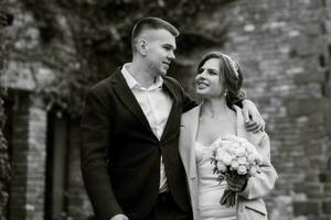 portrait de une Jeune couple de la mariée et jeune marié sur leur mariage journée photo