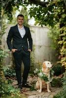 portrait de une Jeune gars jeune marié dans une foncé la laine costume photo