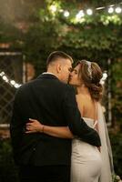 portrait de une Jeune couple de la mariée et jeune marié sur leur mariage journée photo