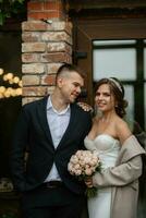 portrait de une Jeune couple de la mariée et jeune marié sur leur mariage journée photo