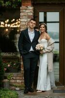 portrait de une Jeune couple de la mariée et jeune marié sur leur mariage journée photo