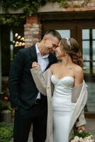 portrait de une Jeune couple de la mariée et jeune marié sur leur mariage journée photo