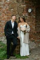 portrait de une Jeune couple de la mariée et jeune marié sur leur mariage journée photo