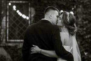 portrait de une Jeune couple de la mariée et jeune marié sur leur mariage journée photo