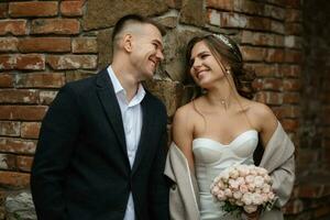 portrait de une Jeune couple de la mariée et jeune marié sur leur mariage journée photo