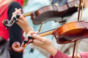 mains d & # 39; une fille de musicien de rue avec violon photo