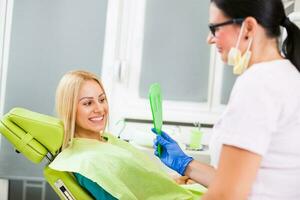 une femme à le dentiste photo