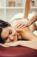 une femme ayant une massage photo