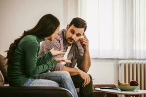 une couple argumenter à Accueil photo