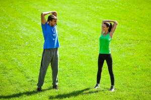 une couple Faire physique des exercices photo