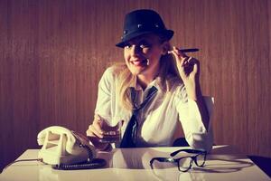 une femme fumeur cigare photo